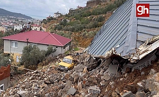 Heyelan sebebiyle inşaat halindeki ev ve istinat duvarı çöktü