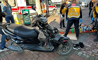 Otomobilin çarptığı motosiklet sürücüsü yaralandı