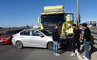 Tır çarptığı otomobili önünde sürükledi, şans eseri kimse yaralanmadı