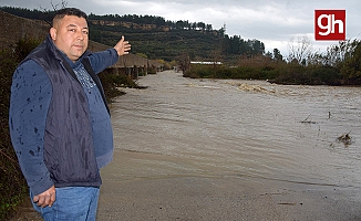 Aksu sular altında kaldı, çiftçiler seralarına gitmekte zorlandı