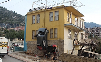 Sürekli kazaya karışan otomobilini binaya astı