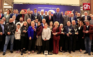 40 yılını dolduran gazetecilere plaketleri verildi