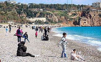  Antalya’da bahar havası, sıcaklığı hisseden denize koştu