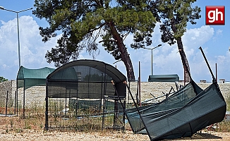 Çadır kente dönen mezarlık, tentelerden temizleniyor