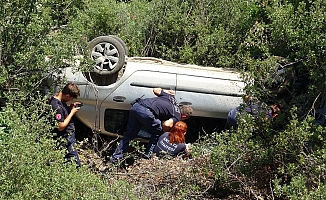 Antalya'da araç 15 metrelik şarampole devrildi: 2 yaralı