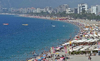 Antalya'da sahillerdeki yoğunluk iki katına çıktı