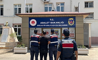 Antalya’da 22,5 yıl kesinleşmiş hapis cezası ile aranan şahıs, operasyonla yakalandı