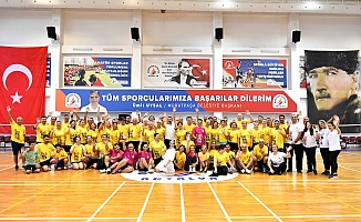 Antalya’da veteranlar badminton şenliği başladı