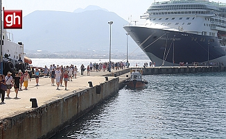  İngiliz turistleri taşıyan yolcu gemisi Alanya'da demirledi