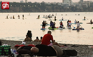 Evde bunalan vatandaşlar Konyaaltı Sahili'nde sabahladı