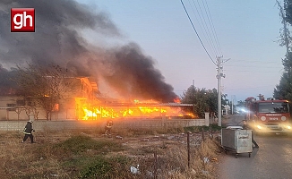 Aksu'da koli karton fabrikasında korkutan yangın