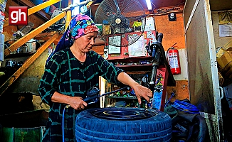 Lastik tamirciliği yapan kadın, sürücüleri şaşırtıyor