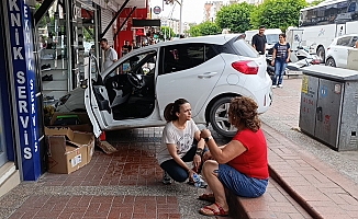 Kaldırımı aşan otomobil, ayakkabı mağazasına daldı