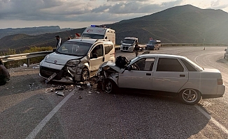 Karşı şeride geçip kaza yaptı: 3 yaralı