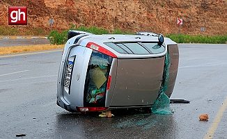 Virajı alamayan otomobil yan yattı