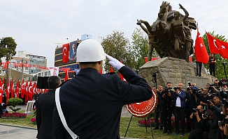 Atatürk için karada ve denizde saygı duruşu