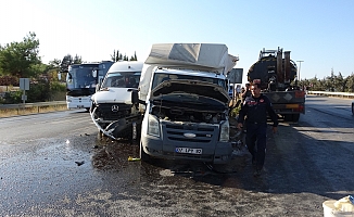 Kamyonet ile tır çarpıştı karayolu zeytinyağına bulandı