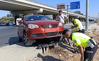 Virajı alamadı kaldırıma çıktı