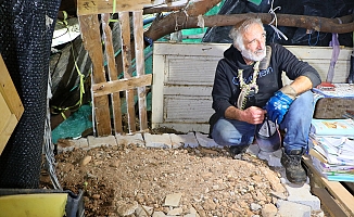 Ölürken gözyaşlarına boğulduğu köpeğini yaşadığı barakaya gömdü