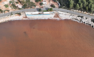 Sağanak sonrası deniz çamur rengine dönüştü