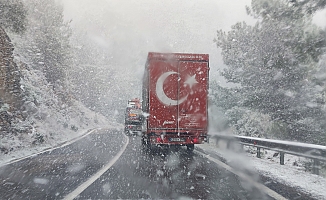 Mersin-Antalya arasında lapa lapa kar yağdı