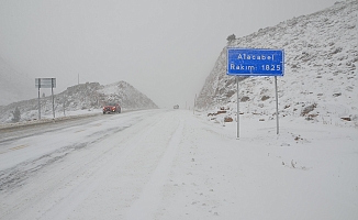 Antalya-Konya kara yolunda kar yağışı