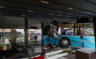 Sürücüsü fenalaşan halk otobüsü kafeteryaya daldı!