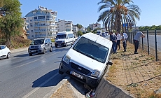 Önündeki araca çarpmamak için yağmur suyu tahliye kanalına düştü