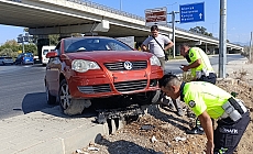 Virajı alamadı kaldırıma çıktı