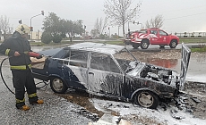 Park halindeki Tofaş, şiddetli yağmura rağmen yanarak kullanılamaz hale geldi