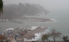 Antalya'da yağmur trafiği aksattı, Konyaaltı Sahili sisle kaplandı